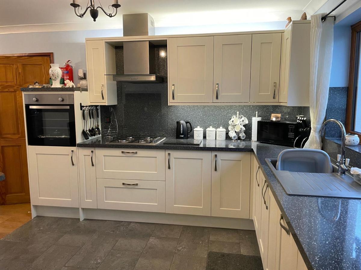 Dyffryn Taf - Spacious 3 Bedroom Bungalow Close To Amenities St Clears Eksteriør billede